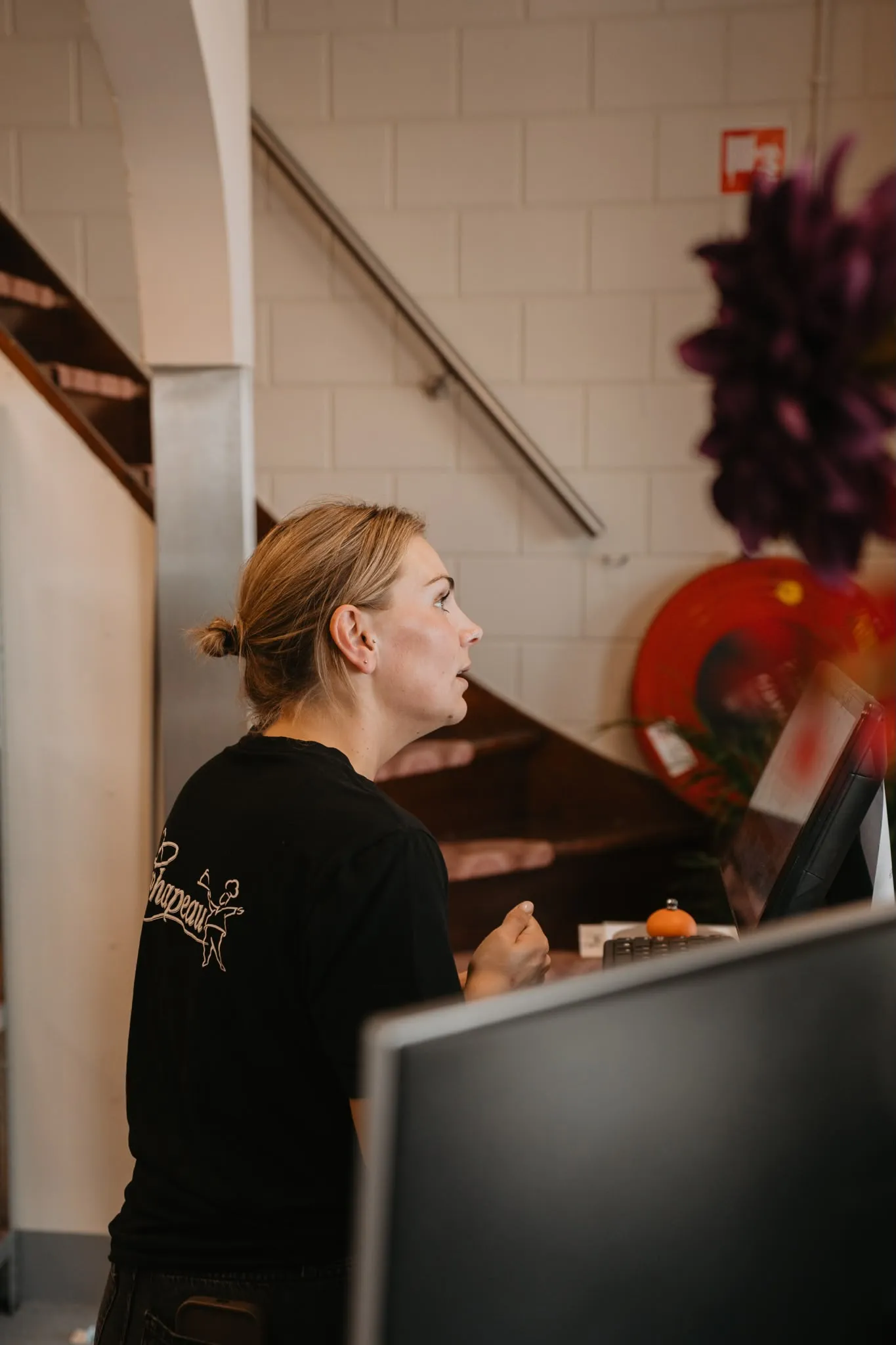 Persoonlijke service met een glimlach aan de balie van Chapeau in Tilburg
