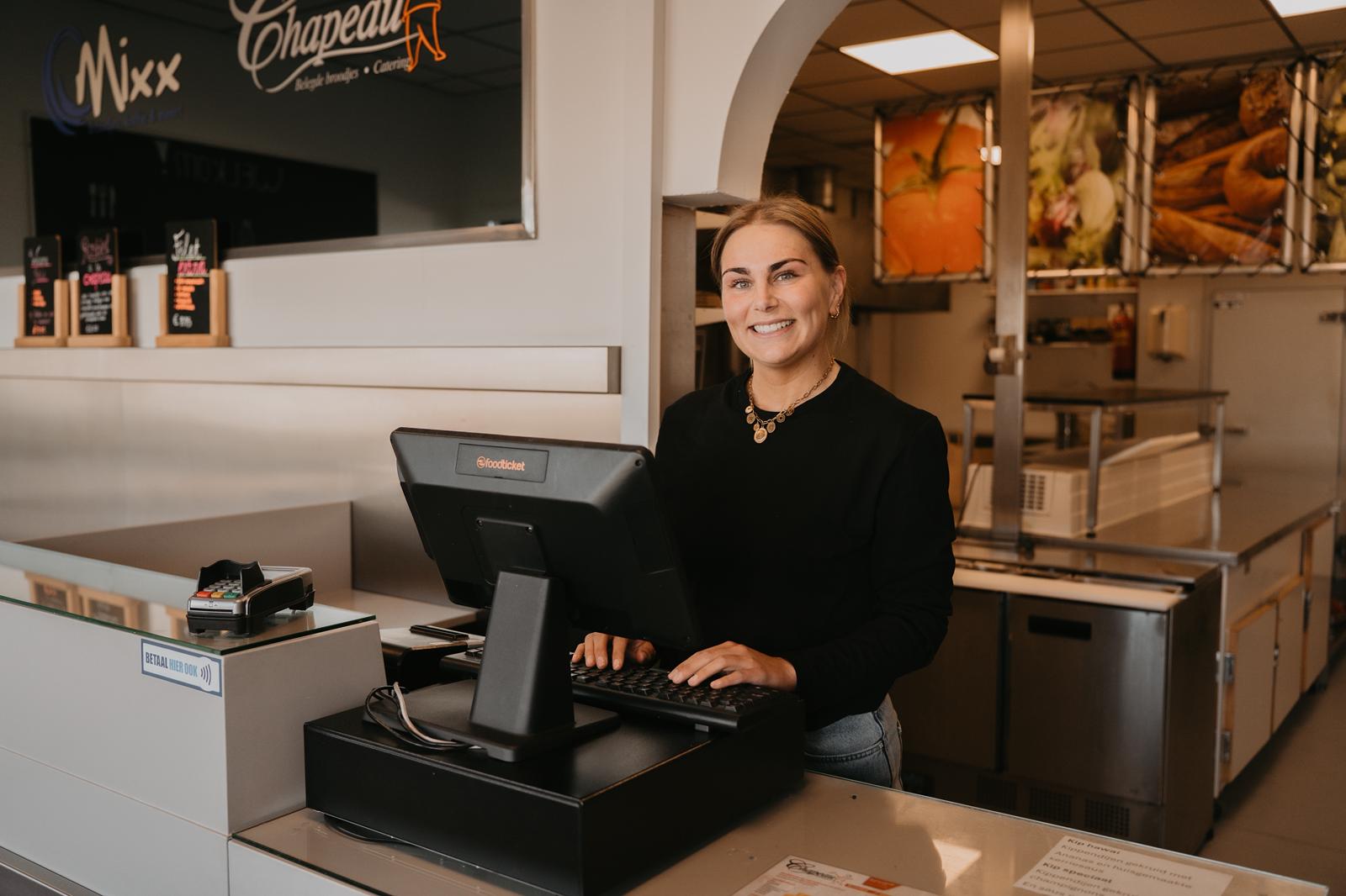 Persoonlijke service met een glimlach aan de balie van Chapeau in Tilburg